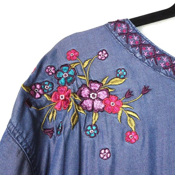 Cato Floral Embroidered Chambray Hi-Low Hem Short Sleeve Blouse Sz L EUC Summer - Picture 3 of 9